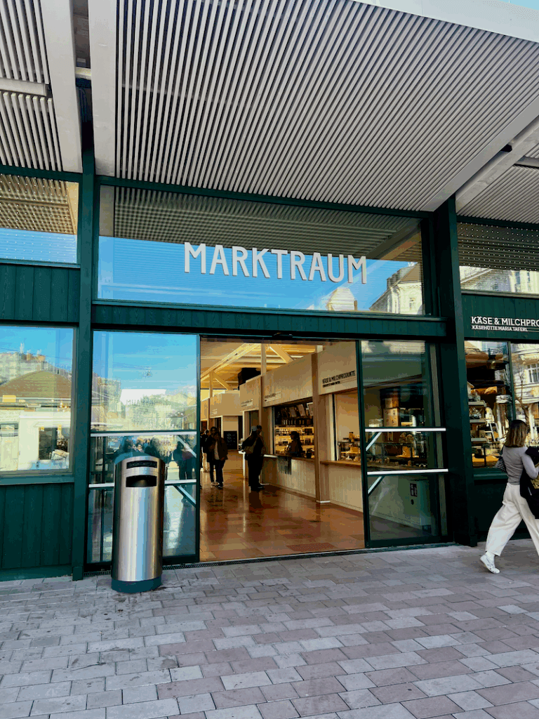 Marktraum am Naschmarkt Wien moderne Architektur Holz Glas