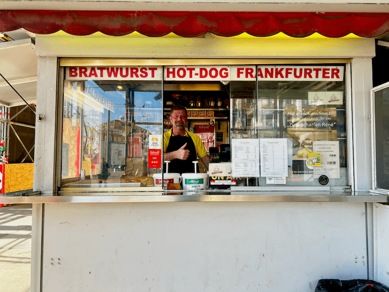 Würstelstand Scharfer René Wien mit Käsekrainer